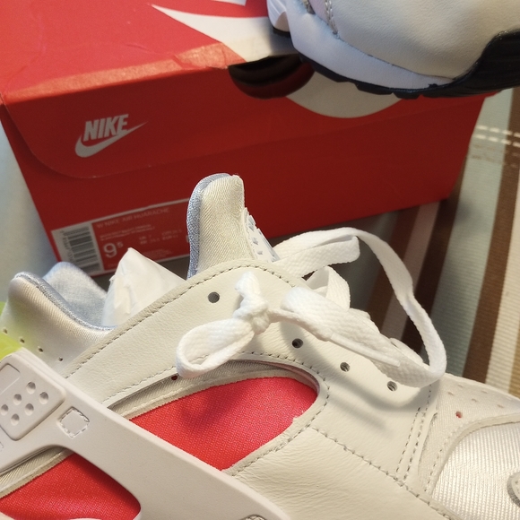 New Hot Panther Pink Women's Nike Air Huarache - Picture 2 of 7